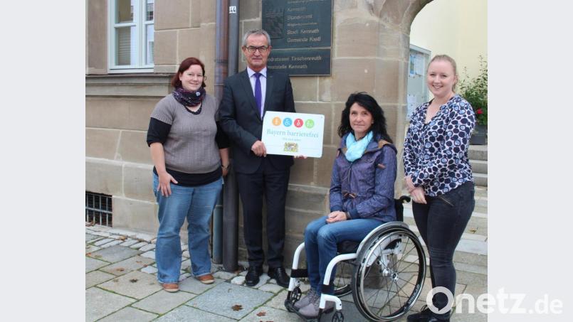Bürgermeister Werner Nickl und Stadtmarketing-Beauftragte Susanne Schiller (rechts) freuten sich über das Signet, das Christina Ponader (links) und Doris Scharnagl-Lindinger vom Netzwerk Inklusion mitgebracht hatten. Bild: stg
