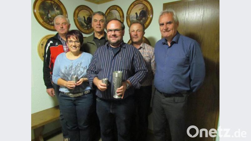 Siegerehrung im Schützenhaus Grünlas: (von links) Vorsitzender Reinhold Schraml, Lisa Bauer, (Schützenverein Grünlas), Hubert Putzer (Ebnath), Andreas Michl (Pullenreuth), Schießleiter Bernd Bauer und Bürgermeister Manfred Kratzer. Bild: soj