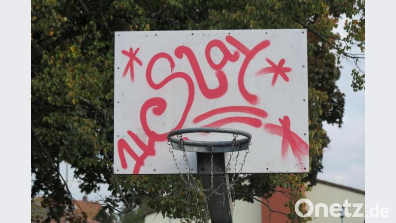Eines der Graffitis prangte auch am Basketballkorb auf dem Pausenhof des Schulzentrums. Bild: jzk