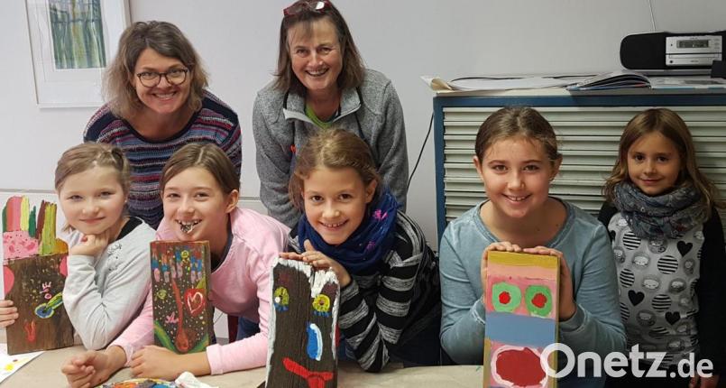 Susanne Vonhoff und Waltraud Müller (hinten von rechts) freuten sich über die schönen Ergebnisse beim Kindermalkurs. Bild: jzk