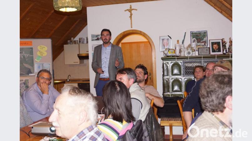Bauoberrat Martin Stahr vom Amt für Ländliche Entwicklung in Tirschenreuth zeigte Beispiele von Dorferneuerungen auf und erarbeitete mit den Bürgern Maßnahmen, die für Schwand positiv wären. Bild: weu