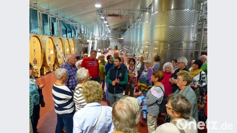Die Reisegruppe bei der Führung durch die "Herzkammer" der Kellerei Bozen. Bild: Andreas Royer