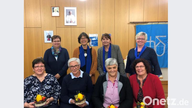 Der Frauenbund Störnstein ehrt langjährige Mitglieder. Cornelia Schreffl, Margit Lehner, Inge Trottmann und Melanie Ludwig (hinten, von links) gratulieren 
Rosmarie Högen, Bettina Maier, Veronika Beck und Monika Wagner. Bild: exb