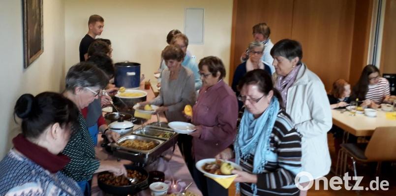 Rund 100 Gäste hatten sich zum Erntedankbrunch im Pfarrheim angemeldet. Entsprechend groß war der Andrang bei der Essenausgabe. Bild: mez