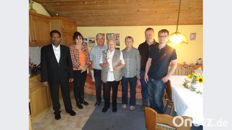 Glückwünsche gab es für Hildegard Ibler (Mitte). Zweiter Bürgermeisterin Johanna Mertins (Zweite von links), Pater Georg (links) sowie Tochter, Schwiegersohn und Enkel gratulierten. Bild: hm