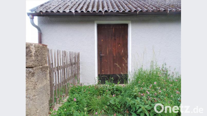 Durch diese Türe ist schon länger niemand mehr eingetreten. Der Betrieb des Kohlberger G&#039;frierhäusls“ erlosch so um das Jahr 1979. Türfüllung und Dacheindeckung sind noch aus dem Jahre 1958, als das Gebäude errichtet wurde. Bild: jml