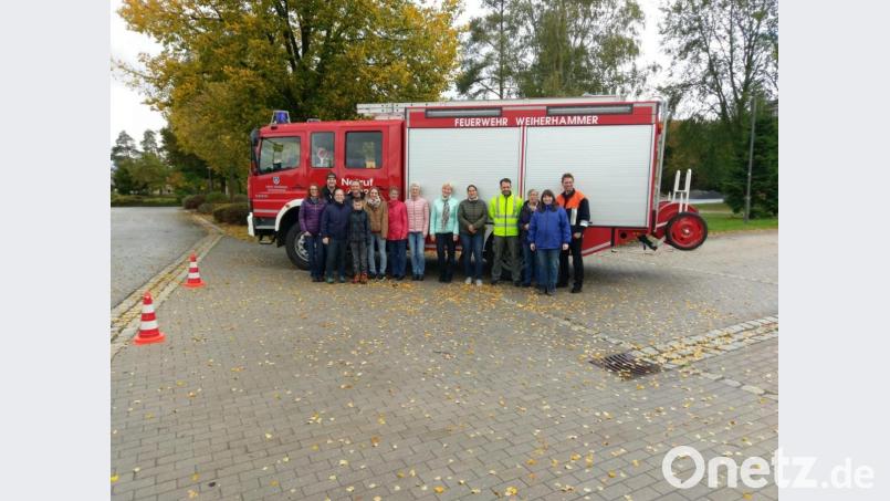 14 Frauen am Feuerlöscher. Bild: bk