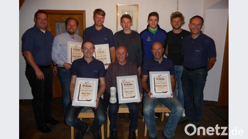 Mit Ehrenurkunden und Präsenten ausgezeichnet wurden treue Mitglieder des Schlüsselclubs Münchenreuth. Von links Vorsitzender Walter Heindl, Hubert Schicker, Josef Hecht, Alexander Hübner, Lorenz Rosner, Lukas Forster, Maximilian Ernstberger, Norbert Ernstberger, Tobias Weig, stellvertretender Vorsitzender Udo Zinnecker. Bild: exb