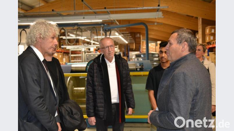Landrat Wolfgang Lippert (von links), Klaus Gredinger von der Arbeitsagentur, Auszubildender Mohammed Radwan, Unternehmer Paulus Mehler und Sonja Schmid, Bildungskoordinatorin für Neuzugewanderte, tauschen sich in der Produktionshalle der Tuchfabrik Mehler über den Betrieb aus. Er wurde als &quot;Vorzeigefirma&quot; für das Projekt des Landkreises Tirschenreuth ausgewählt. Bild: Susanne Forster