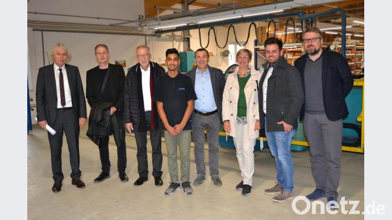 Landrat Wolfgang Lippert (von links) mit Bildungsmanager Hilmar Fütterer, Klaus Gredinger von der Bundesagentur für Arbeit, Azubi Mohammed Radwan, Unternehmer Paulus Mehler, den Bildungskoordinatoren Sonja Schmid und Ahmed El-Zein und Wirtschaftsförderer des Landkreises Tirschenreuth, Volker Höcht. Bild: Susanne Forster