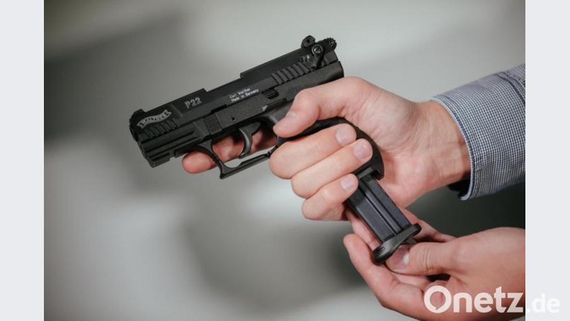 Ein Mann lädt eine Schreckschuss-Pistole &quot;Walther P22&quot; mit einem Magazin. Bild: Oliver Killig/dpa
