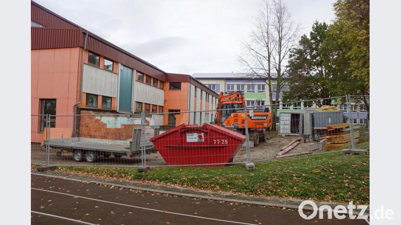 Auf dem kleinen Parkplatz vor dem Eingang zum Haus des Gastes stehen jetzt Abfallcontainer und Baumaterial. Die Sanierungsarbeiten begannen am Montag Bild: bkr