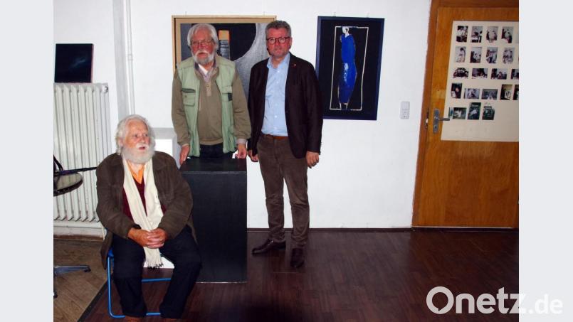 Roman Friedrich (Mitte) mit Bürgermeister Michael Göth (rechts) und Ehrenbürger Hans Wuttig (sitzend). Bild: müb