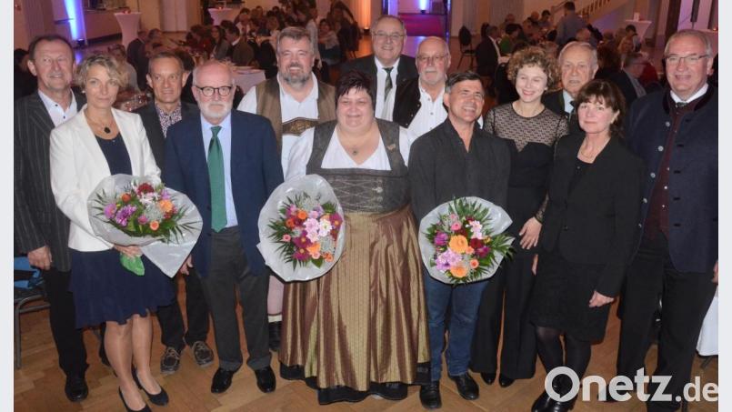 Die Preisträger des Bezirks Oberpfalz in den Kategorien Film, Denkmal, Volksmusik und Museen mit den Laudatoren. Bild: Kunz