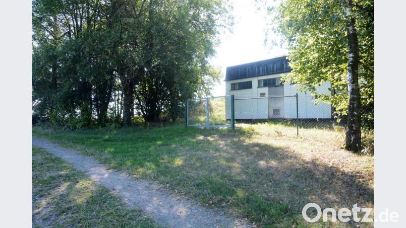 Der Hochbehälter des zweckverbandes zur Wasserversorgung der Muglhofer Gruppe ist wie große Teile des Leitungsnetzes ebenfalls stark sanierungsbedürftig. Der Zweckverband kann die Investitionen nicht finanzieren und beschloss deshalb seine Auflösung. Die Vermögensauseinandersetzung ist allerdings schwierig. Bild: Gabi Schönberger