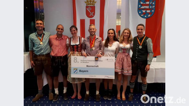 Die beiden bayerischen Mannschaften schlugen sich bei den Deutschen Marathonmeisterschaften der Polizisten achtbar. Die Herren erreichten die Vizemeisterschaft, die Damen den siebten Platz. Unser Bild zeigt (von links) Michael Ager, Wolfgang Theisinger, Rita Gottleuber, Andreas Hecht, Sina Leitzmann, Angelika Müller und Martin Dehling. Bild: jr