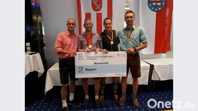 Die Herren der bayerischen Polizei wurden über die Marathonstrecke der Deutschen Polizeimeisterschaften Deutscher Vizemeister. Schnellster im Quartett war der Pechbrunner Andreas Hecht (2. von links). Bild: jr