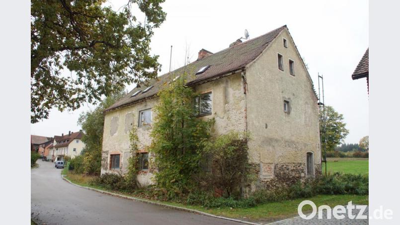 Bei der Bürgerversammlung zur Dorferneuerung in Schwand wurde auch ein Abriss des altes Schulhauses auf dem &quot;&quot;Wunschzettel&quot; erfasst. Als Vorschläge zur Neunutzung wurden ein Multifunktionsgebäude mit Parkplätzen oder die Gestaltung einer neuen Ortsmitte angeregt. Bild: mmj