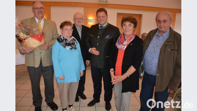 Ausgezeichnet hat der VdK Mitterteich jahrzehntelange Mitglieder. Im Bild (von links) Norbert Häckl, Elisabeth Rößler, Geschäftsführer Harald Gresik, Zweiter Bürgermeister Stefan Grillmeier, Rosina Riedl und Helmut Treml. Bild: jr