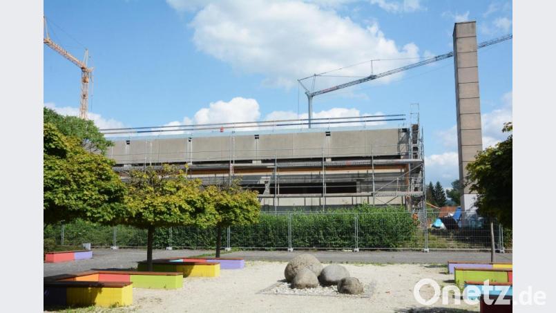Alle Hände voll zu tun haben die Arbeiter mit der Sanierung der Realschul-Sporthalle. Der von den Vereinen gewünschte Anbau ist dabei noch gar nicht eingeplant. Bild: Gabi Schönberger