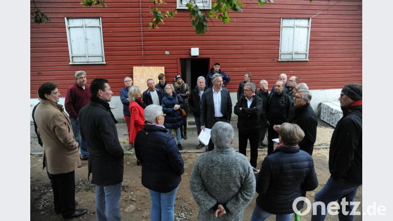 Die alte baufällige und unbewohnbare Baracke (im Hintergrund) ist den Stadtplanern und der CSU-Fraktion ein Dorn im Auge, denn ohne sie könnten hier in kürzester Zeit weitere sechs attraktive Mietwohnungen gebaut werden, die Stadtbau hat entsprechende Pläne bereits in der Schublade. So waren neben der CSU-Fraktion auch einige Bewohner des Bergsteigs für einen baldigen Abriß. Bild: gf