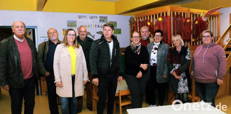 Die SPD-Stadtratsfraktion besuchte mit ihrer Vorsitzenden Birgit Fruth (Dritte von rechts) die „Schatzinsel“ am Bergsteig. Dort machten die Leiterinnen Sandra Stoschenovsky (rechts) und Ute Schwab (Zweite von rechts) deutlich, dass die Einrichtung „bald zu wenig Platz“ haben werde. Bild: gf