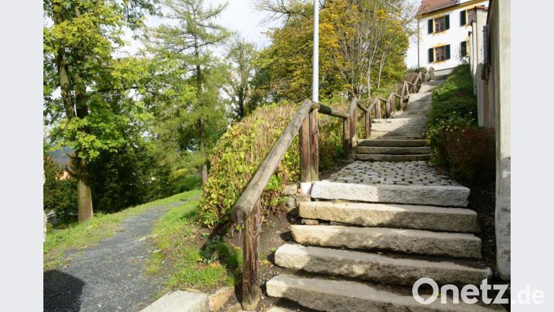 Der Aufgang zum Kreuzbergplateau von der Altstadt aus soll nach Möglichkeit mit finanzieller Unterstützung des Naturparks Nördlicher Oberpfalzer Wald saniert werden. Bild: bey