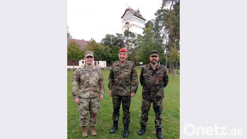 Generalmajor Carsten Breuer (Mitte) besucht den Truppenübungsplatz Grafenwöhr. Oberstleutnant Florian Rommel (rechts) und Major Joey Cohe (links) stellen die dortigen deutschen und amerikanischen Dienststellen vor. Bild: mor