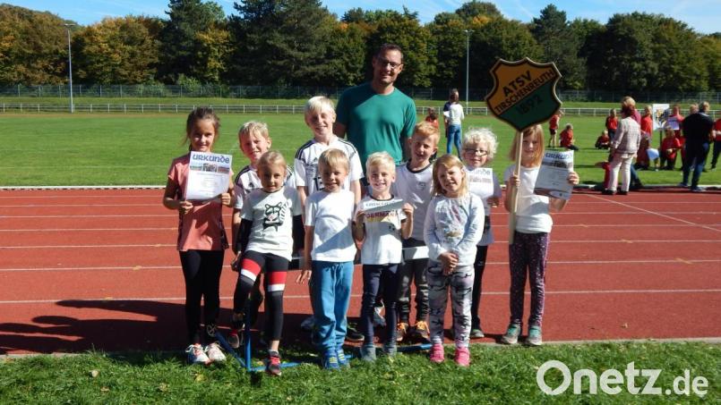 Die „Leichtathletik-Füchse“ mit ihrem Trainer Christian Wotruba schnupperten in Regensburg Wettkampfluft. Bild: exb
