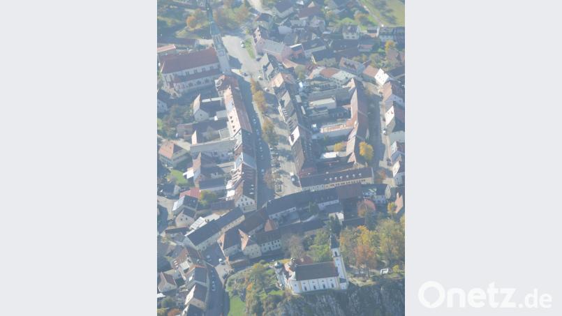 Pleystein soll von seinem &quot;Kern&quot; aus, dem Marktplatz (Mitte) im Zuge des Städtebaulichen Entwicklungskonzeptes saniert werden. Im Jahr 2023 sollen die Maßnahme auch die Steingasse (rechts) erfassen. Bild: bey