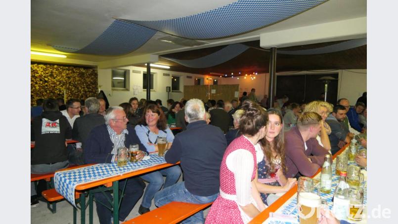 Bestens gelaunt feiern die Döltscher bis in die Morgenstunden ihr Oktoberfest. Bild: ils