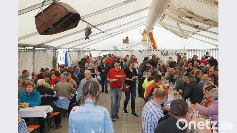 Im Zelt ging es eng zu. Sowohl die Gäste als auch die Bedienungen mussten sich ihren Weg suchen Bild: nib