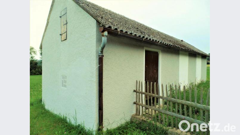 Das Kohlberger „G&#039;frierhäusl“ aus den Wirtschaftswunderzeiten der 1950-er Jahre steht noch immer. Es werden aber schon längst keine Lebensmittel mehr darin gelagert. Rechts von der Eingangstüre waren früher noch zwei vergitterte Fenster in der Längswand. Bild: jml