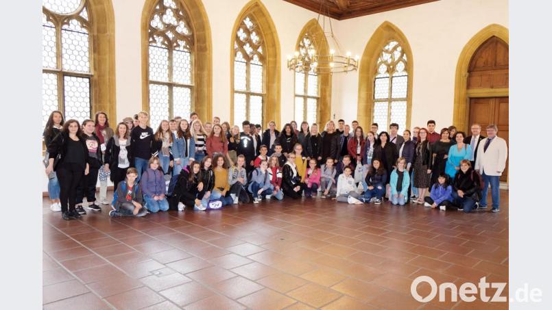 Die Teilnehmerinnen und Teilnehmer des Erasmus plus Projekttreffens mit dem Leiter des Gregor-Mendel-Gymnasiums Peter Welnhofer (rechts) und Bürgermeister Martin Preuß (2.v.r.). Bild: Susanne Schwab, Stadt Amberg