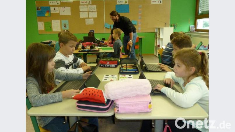 Die Mädchen und Buben der 3a an der Doktor-Eisenbarth-Grundschule freuen sich, wenn Lehrer Peter Grosser die Tablets in den Unterricht einbaut. Der Stadtrat stellte nun auch für 2019 einen Förderantrag für weitere Anschaffungen auf dem Weg zum „Digitalen Klassenzimmer“. Bild: Portner