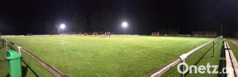 Das neue Flutlicht am TSV-Sportplatz. Bild: exb
