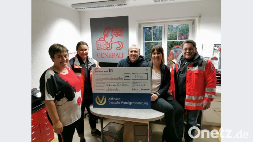 Das Versicherungsbüro Hummer mit Alexandra (li) und Nicola Hummer (2.v.r.) spendeten im Beisein von Azubi Peter Hummer an die Helfer vor Ort, Stefan Hammerl und Laura Roth, insgesamt 1500 Euro. Bild: gz