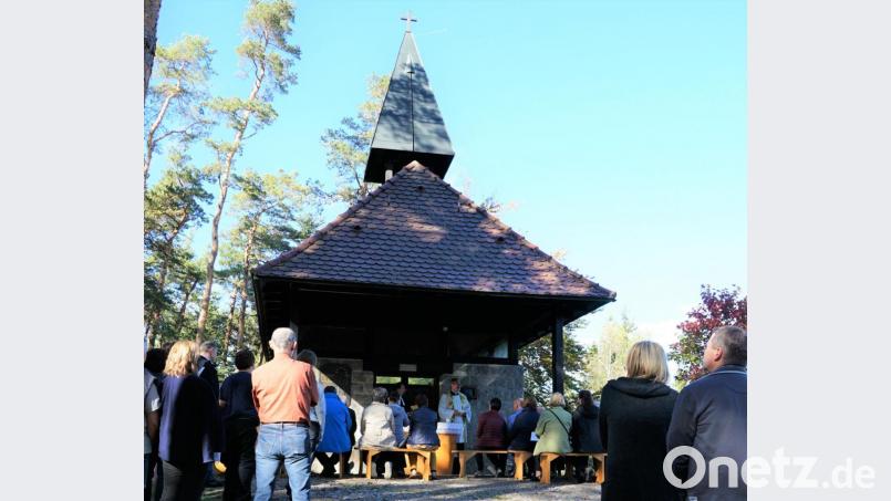 Vor der Nepomuk-Kapelle feierten viele katholischen und evangelischen Christen miteinander eine ökumenische Andacht. Anschließend kehrten viele von ihnen zum gemütlichen Beisammensein in der Buchberghütte ein. Bild: ads