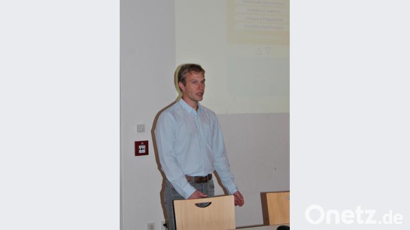 Thorsten Meierhofer skizzierte den Planungsprozess des Instituts für Energietechnik, um ein innovatives Blockheizkraftwerk zu entwickeln. Bild: stg
