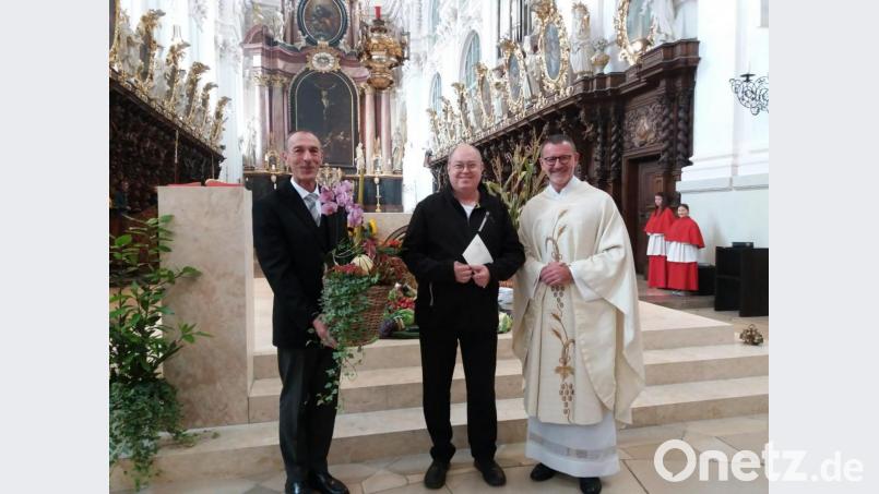 Michael Burger ist beim Gottesdienst am Erntedanksonntag von Stadtpfarrer Thomas Vogl als Mesner der Basilika verabschiedet worden. Links Nachfolger Kurt Fürst, der seit dem krankheitsbedingten Ausfall von Burger dessen Aufgaben vertretungsweise erledigt hatte. Bild: exb
