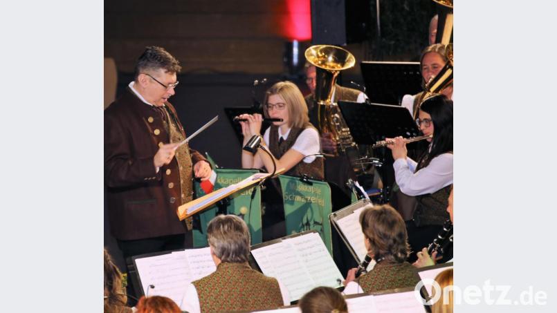Die Musikkapelle Schwarzenfeld (gegründet 1974) beteiligt sich beim Kreiskonzert in Schwandorf. Dirigent Stefan Karl hat mit der Blaskapelle Teunz einen weiteren Auftritt. Bild: ral