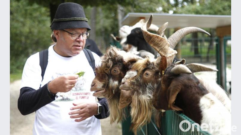 "Funkerl" Helmut Haider achtete bei der Auswahl seiner Patenziege darauf, dass sie im Aussehen zu ihm passt. Bild: Hirsch