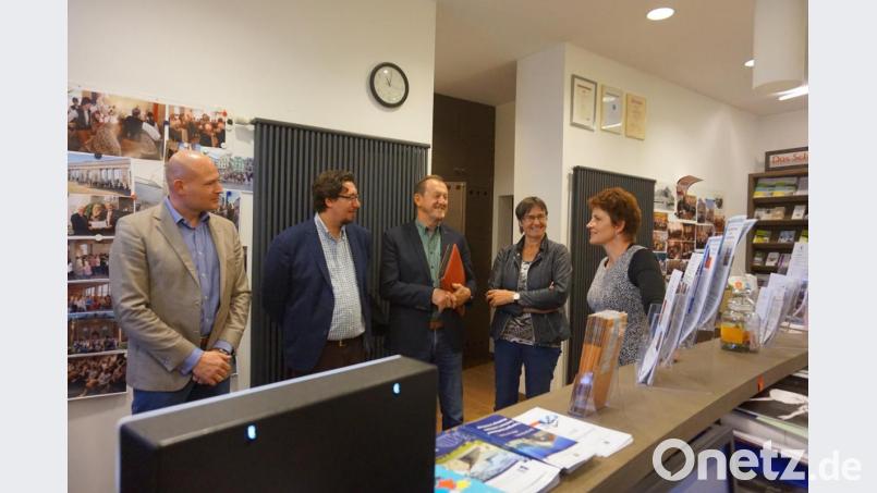 Mitglieder des Kulturausschusses des Bezirkstags folgen den Erläuterungen von CeBB-Leiterin Veronika Hofinger (rechts). Mit dabei waren (ab Zweite von rechts) Bezirksrätin Heidi Rackl (CSU), Bezirksrat und Kulturrefernt Richard Gaßner (SPD), Bezirksrat Stefan Christoph (Bündnis 90/die Grünen) und Stefan Podschaskik (FDP). Bild: eib