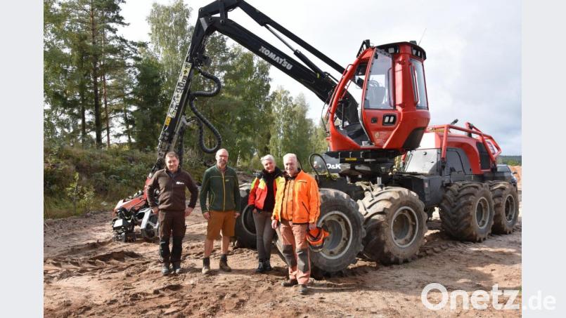 Durch den Einsatz eines Harvesters lässt sich ein Großteil der Unfälle im Wald vermeiden. Von rechtss: Jörg von Krieglstein, Petra Hager, Michael Bock und Andreas Weiß. Bild: Lowak