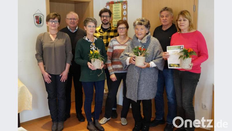 Gewürdigt hat der OGV Groschlattengrün die Teilnehmer des Gartenwettbewerbs. Im Bild (von links) Vorsitzende Monika Hein, Bürgermeister Ernst Neumann, Doris Reiß, stellvertretender Vorsitzender Stephan Köstler, Doris Malzer, Berta Uschold, Alfred Scharf und die Erstplatzierte des Wettbewerbs, Martina Scharf. Bild: fppö