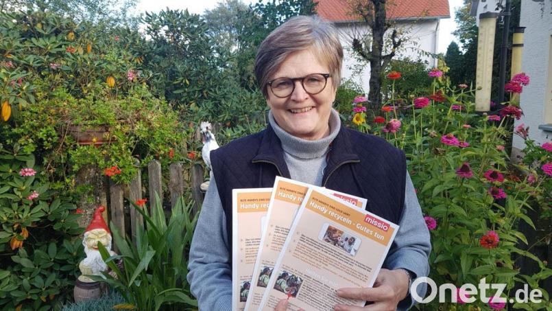 Wer sein altes Handy loswerden und damit Gutes tun möchte, kann es bei der KAB Waldsassen oder bei Dr. Annemarie Schraml (Bild) vorbeibringen. Sie packt es dann in die Tüte und schickt es zur weiteren Verwendung oder zum Recycling an das Hilfswerk &quot;Missio&quot;. Bild: ubb