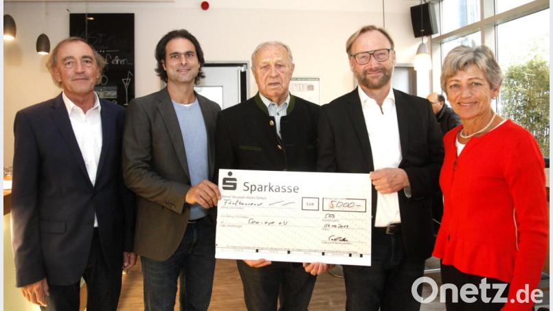 Die Stiftungsbeiräte Franz Schindler (links), Hans Schuierer (Mitte) und Ulrike Roidl (rechts) überreichten einen Scheck über 5000 Euro an die Sea-Eye-Vertreter Michael Buschheuer (Zweiter von links) und Günther Schmidt (Zweiter von rechts). Bild: Hirsch