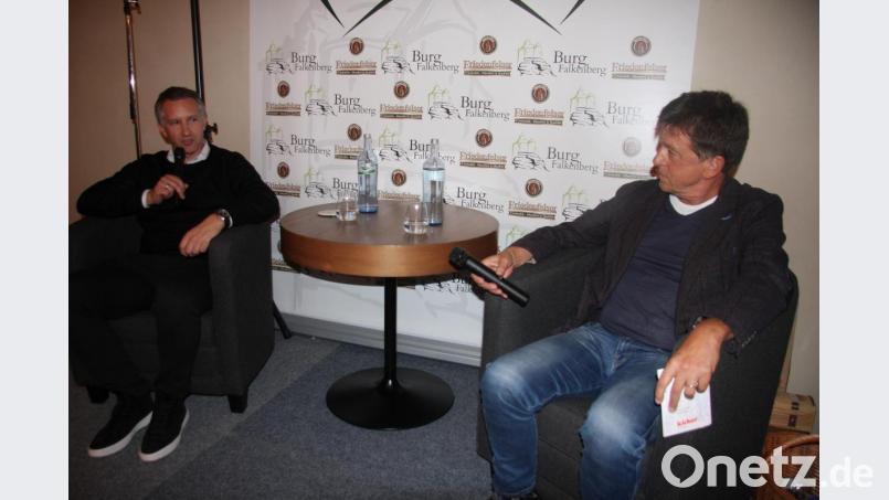Die Fragen an Frank Baumann (links) stellte der Kicker-Sportjournalist und Autor Harald Kaiser. Bild: wro