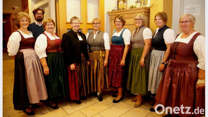 Stolz zeigten sich die Dirndl-Näherinnen in ihrem neuen Festtagsgewand. Links Kursleiterin Edeltraud Wild, Vierte von links Organisatorin Bärbl Nutz. Zweiter von links stellvertretender Bezirksheimatpfleger Florian Schwemin. Bild: Hirsch