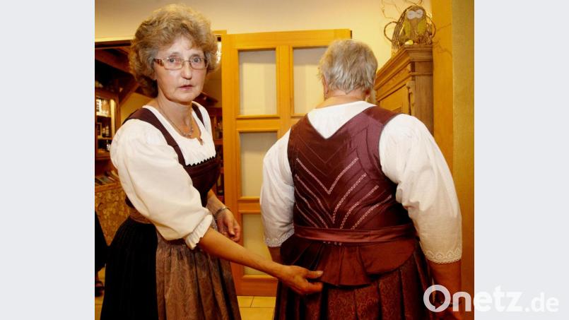 Mit viel Liebe zum Detail fertigten die Kursteilnehmer die Dirndln an, angeleitet von Trachtenschneiderin Edeltraud Wild. Bild: Hirsch